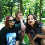 Dzieci podczas lekcji rusunku w parku