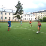 Mecz piłki nożnej, dzieci na boisku