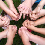 Ręce dzieci połączone w koło