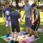 Dzieci bawiące sie w Ogrodzie w Ognisku Grochów