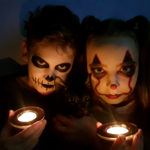 zdjęcie dwoje dzieci w przebraniach i charakteryzacjach na hallowen