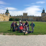 Zdjęcie grupowe, dzieci wycieczce w Muzeum w Wilanowie, zdjęcie przed pałacem