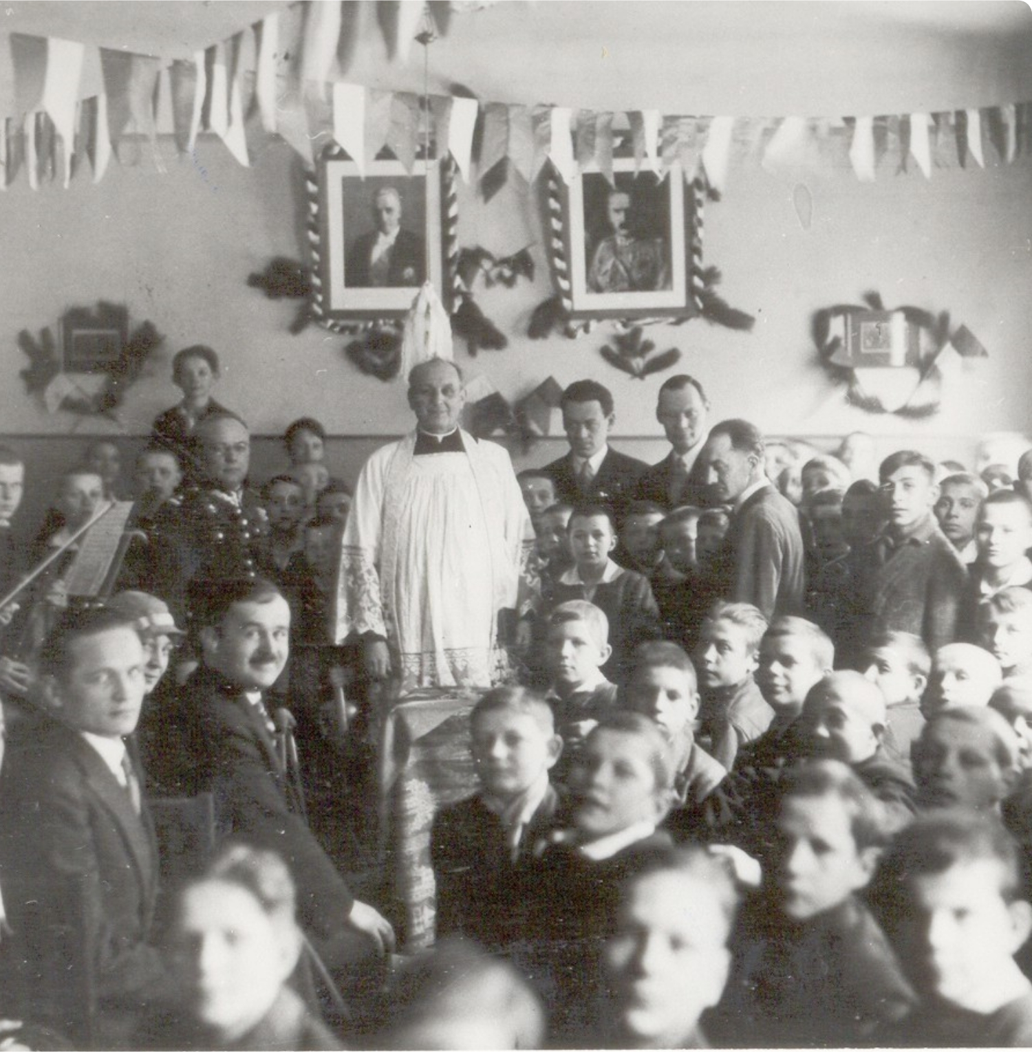 zdjęcie czarno-białe grupy osób w budynku