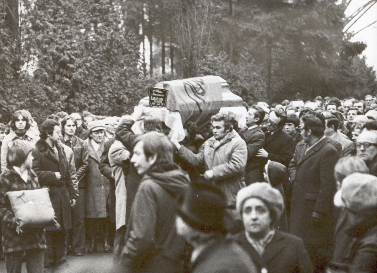 czarno-białe zdjęcie grupa ludzi niosąca trumnę Kazimierza Lisieckiego