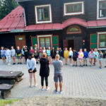 Zdjęcie grupowe dzieci z Ogniska Starówka w Sopotni Wielkiej