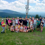 Zdjęcie grupowe dzieci z Ogniska Starówka na tle gór