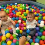 zdjęcie dwójki dzieci w basenie z piłeczkami plastikowymi
