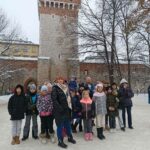 grupa dzieci na wycieczce pod zamkiem