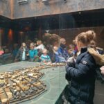 dzieci oglądają wystawę