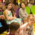 Grupa dzieci z Ogniska Ursynów podczas urodzin Ogniska