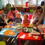 zdjęcie dzieci i opiekunów podczas zabawy