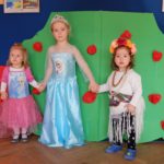 zdjęcie trzech dziewczynek przebranych w stroje księżniczek