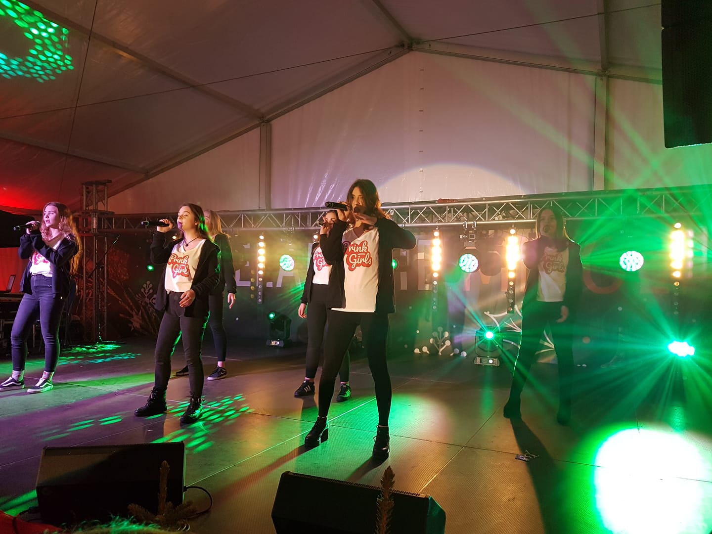 Występ zespołu Prink Girls na scenie