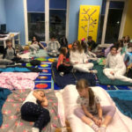 zdjęcie dzieci na sali podczas nocowania w ognisku