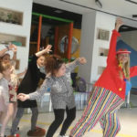 zdjęcie dzieci w sali zabaw