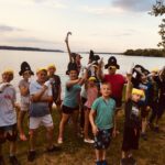 Zdjęcie grupowe, dzieci na wycieczce nad wodą