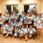 Zdjęcie grupowe, dzieci na wycieczce, trzymają w rekach dyplomy