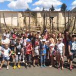 zdjęcie grupy dzieci na wycieczce