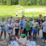 zdjęcie grupy dzieci na zewnątrz