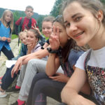 zdjęcie grupy dzieci na wycieczce