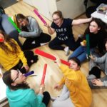 zdjęcie dzieci w budynku