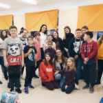 zdjęcie dzieci w budynku