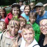 zdjęcie grupy dzieci i wychowawczyni