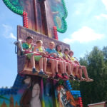 Zdjęcie grupowe, dzieci na wycieczce w lunaparku