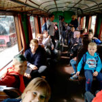 Zdjęcie grupowe, dzieci na wycieczce w starym pociągu