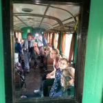 Zdjęcie grupowe, dzieci na wycieczce w starym pociągu