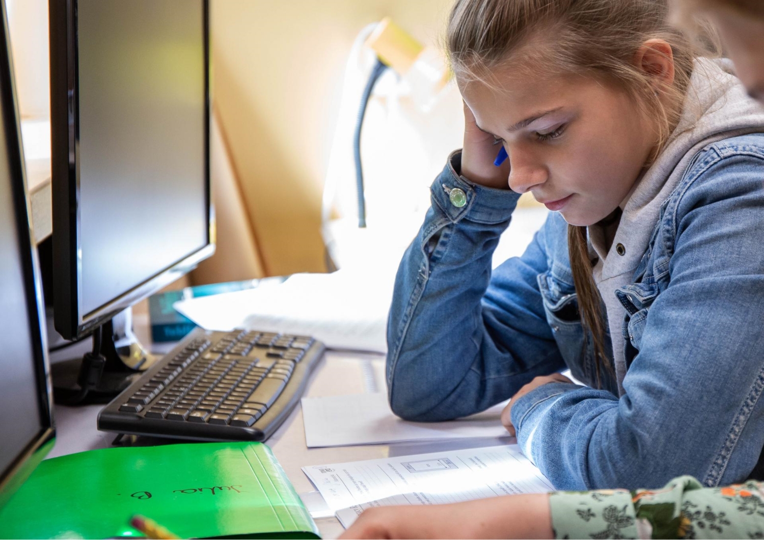 zdjęcie dziewczynki odrabiającej lekcje