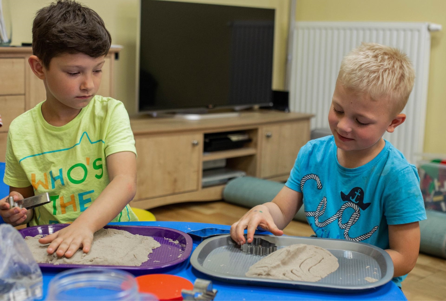 zdajecie przedstawiające dwójkę dzieci podczas zajęć