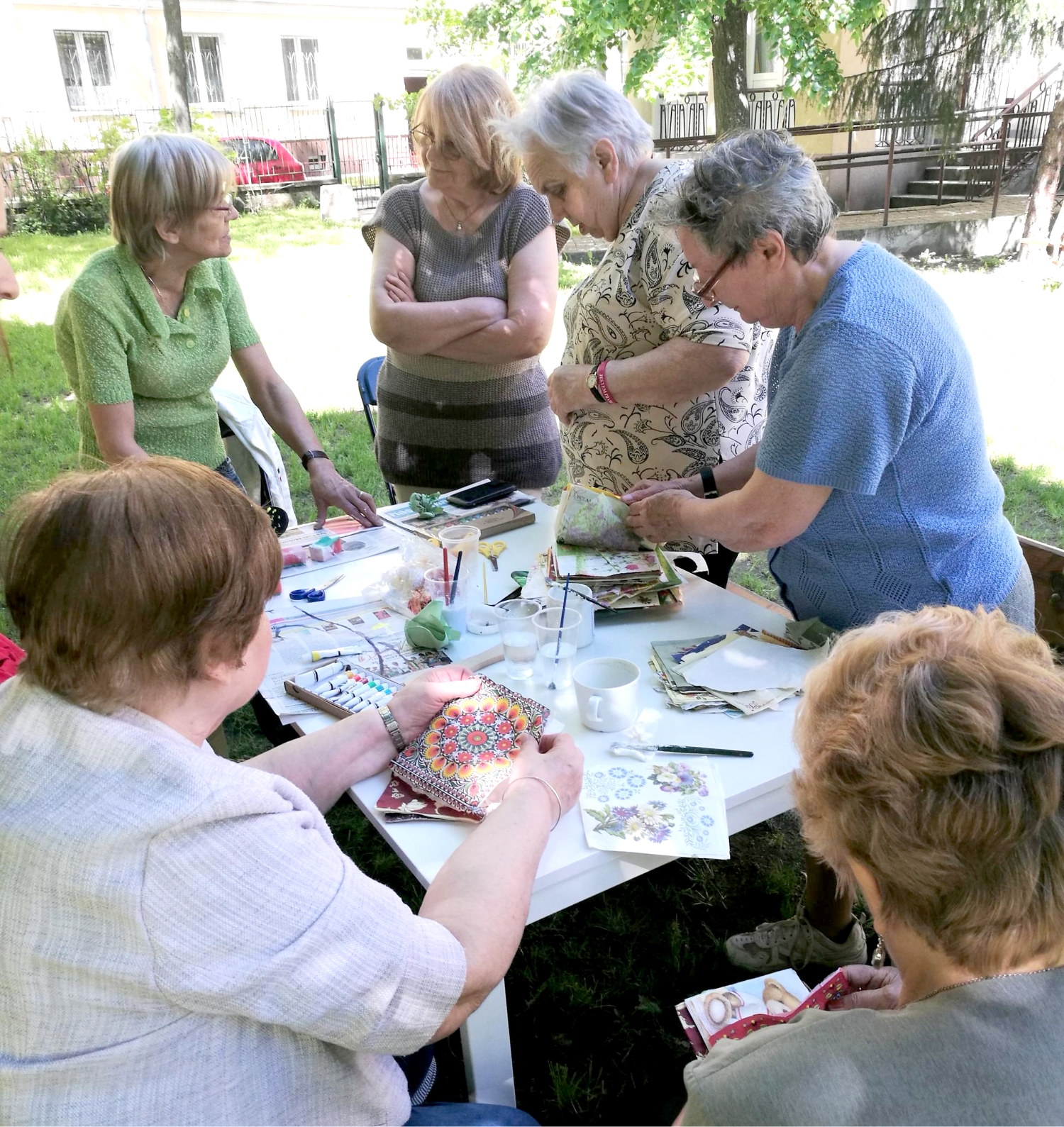 zdjęcie przedstawiające grupę seniorek podczas zajęć