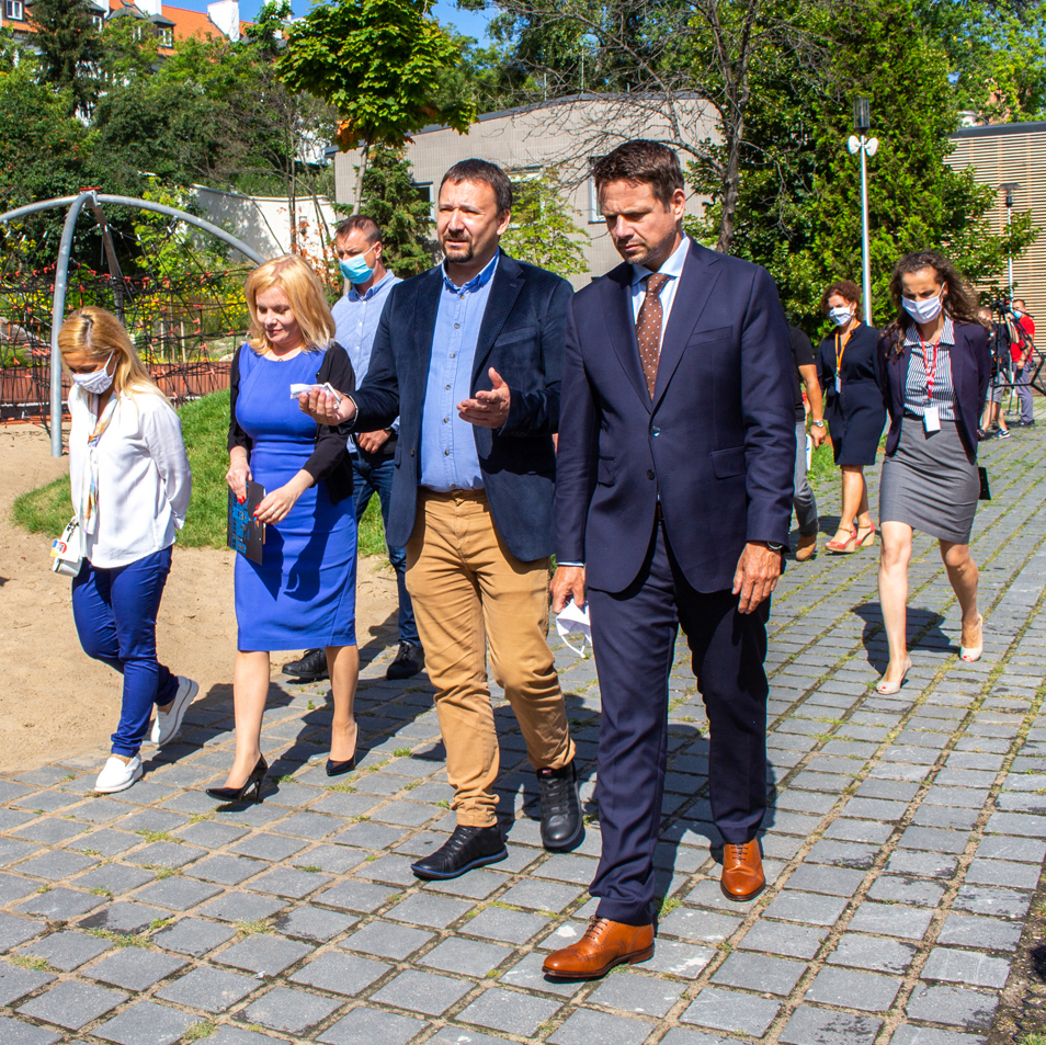 zdjęcie grupy ludzi na zewnątrz