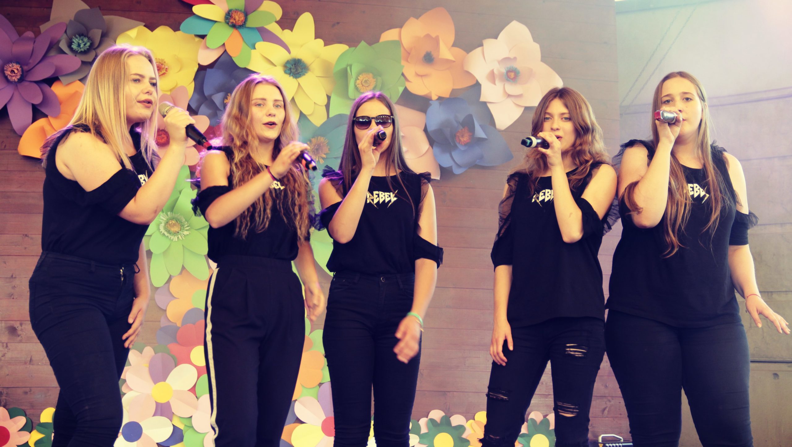 Występ zespołu Prink Girls na scenie