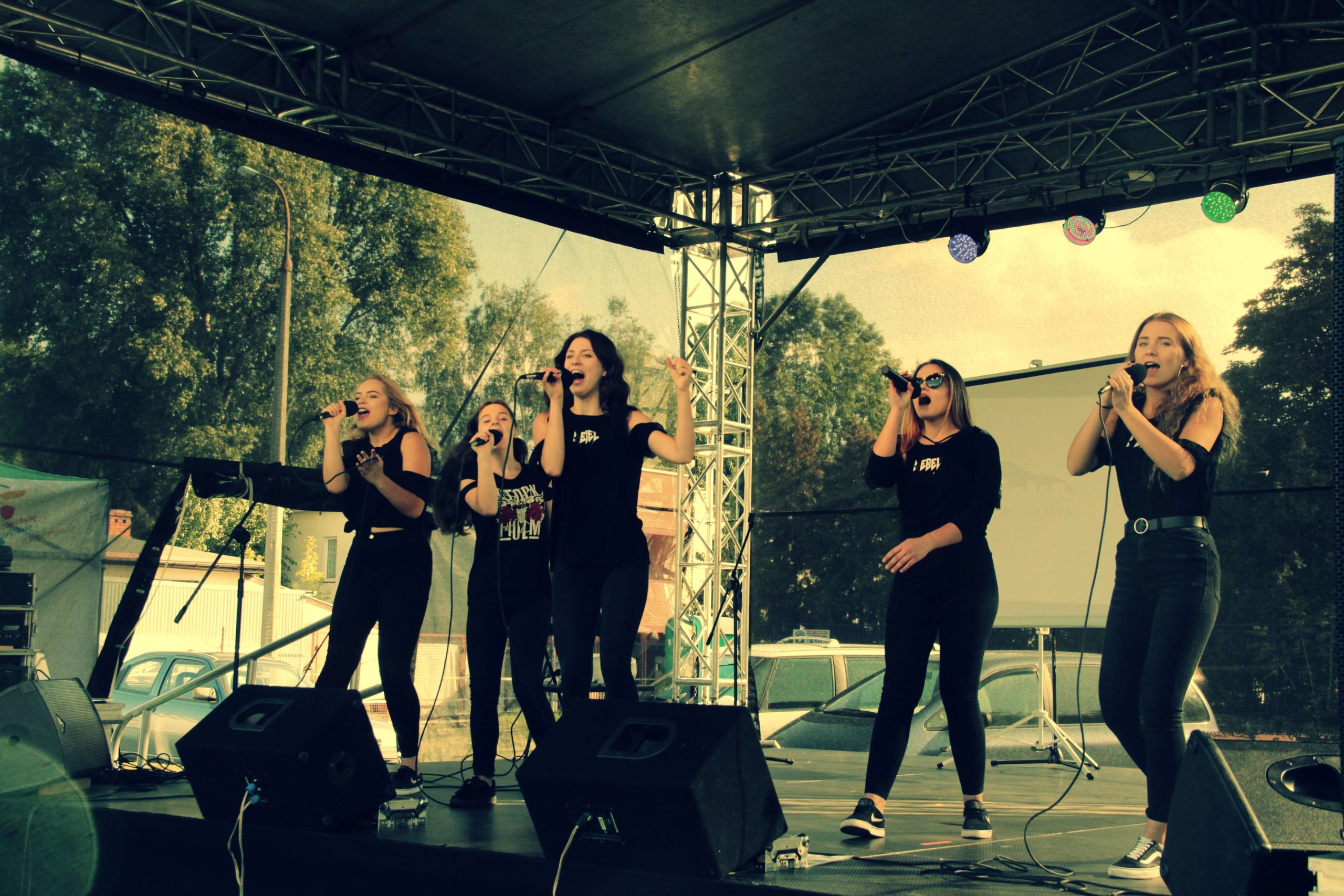 Występ zespołu Prink Girls na scenie