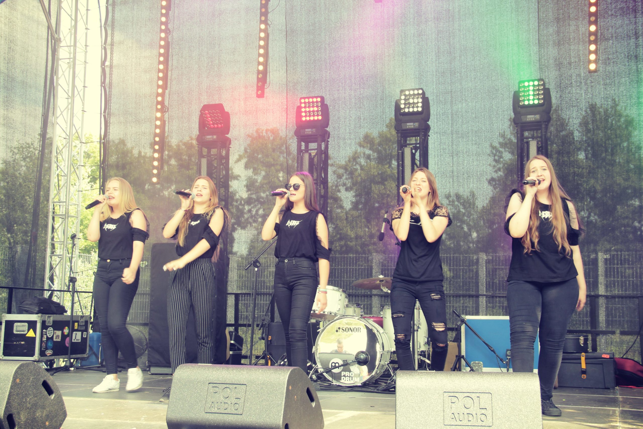 Występ zespołu Prink Girls na scenie