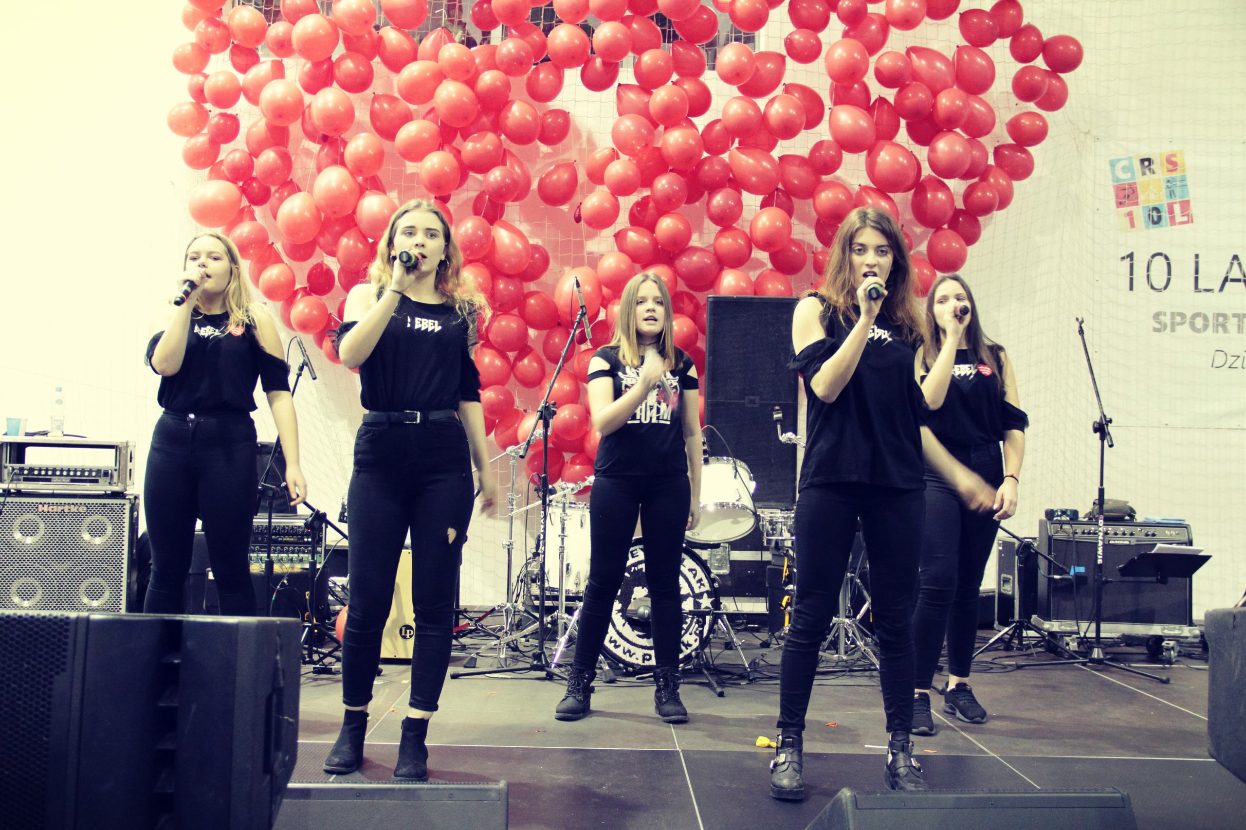 Występ zespołu Prink Girls na scenie