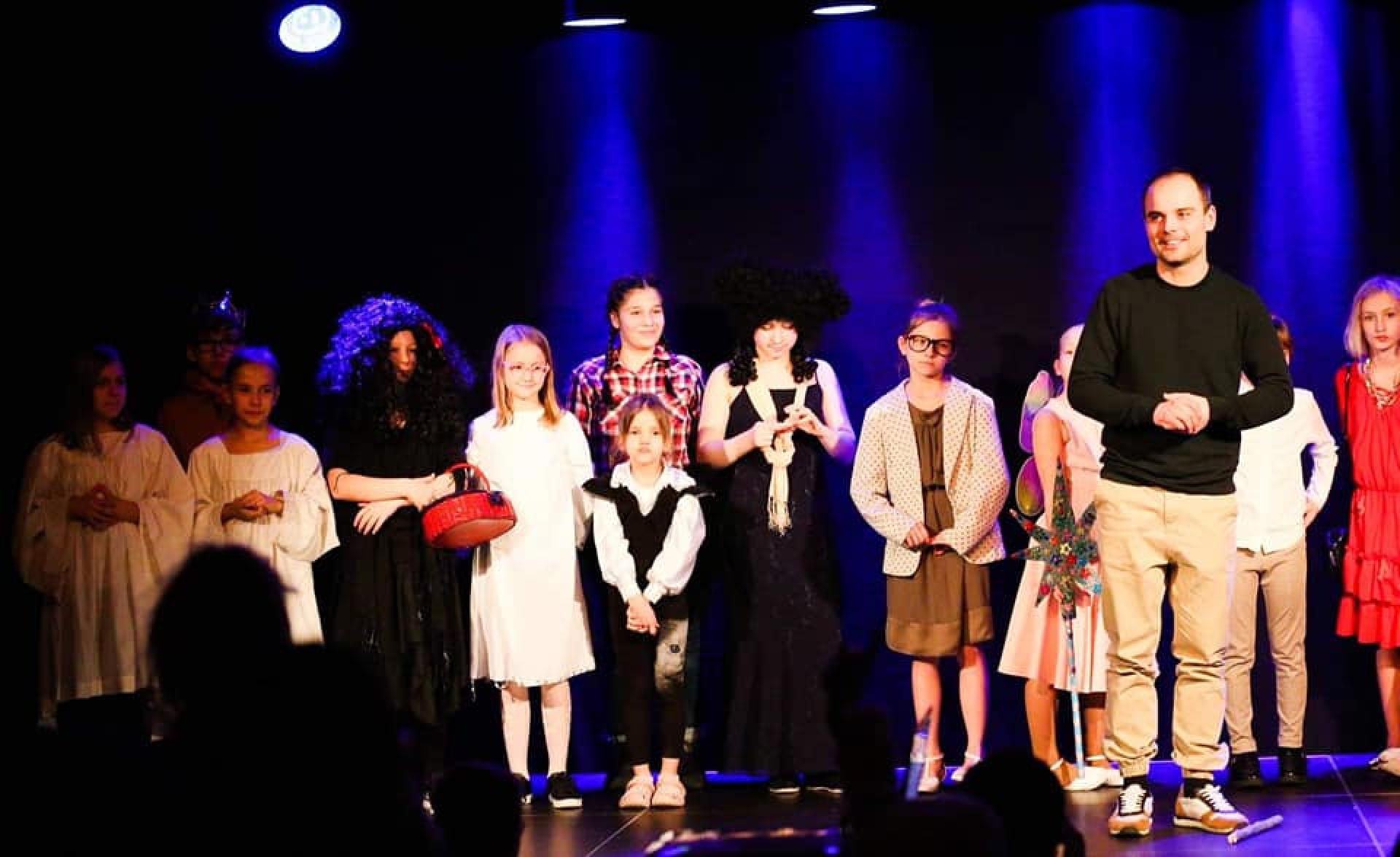 Dzieci podczas przedstawienia na scenie