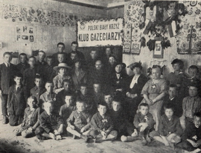 Fotografia pochodząca ze spotkania wigilijnego, które miało miejsce 22 grudnia 1918 roku w ognisku przy Miodowej 6. Gośćmi byli m.in. p.Helena Paderewska (założycielka Polskiego Białego Krzyża), ksenia hr. Mycielska, hr. Krasicka oraz Konsul z Ambasady amerykańskiej.