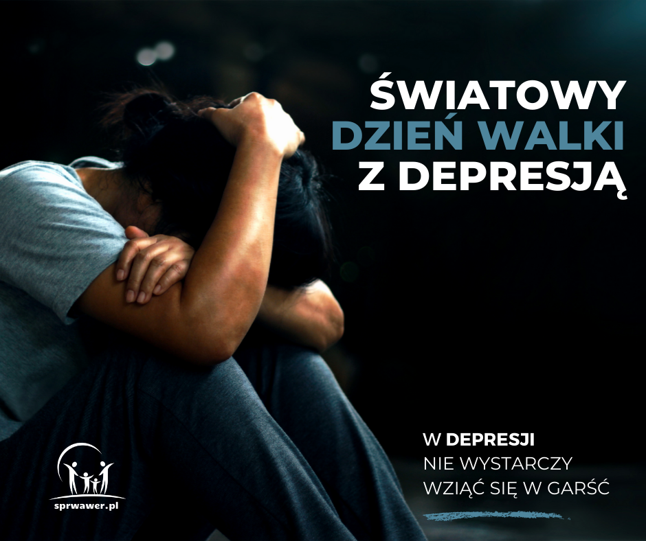 Mężczyzna siedzący na podłodze, chowający głowę w ramionach.