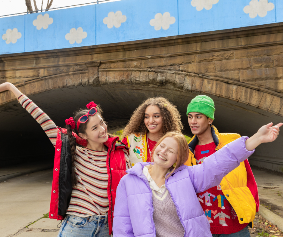 radosna grupa nastolatków