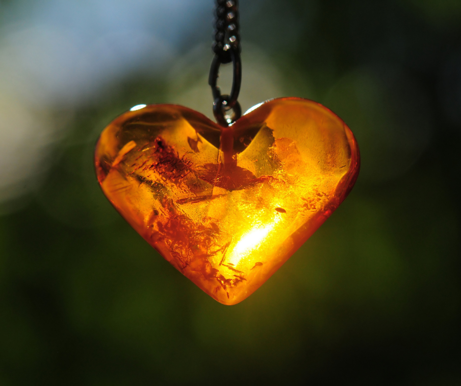 Wisiorek w kształcie serca z bursztynu