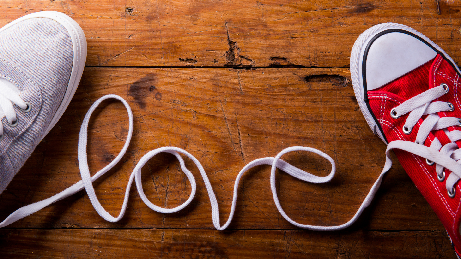 para butów, leżące sznurówki tworzą napis love