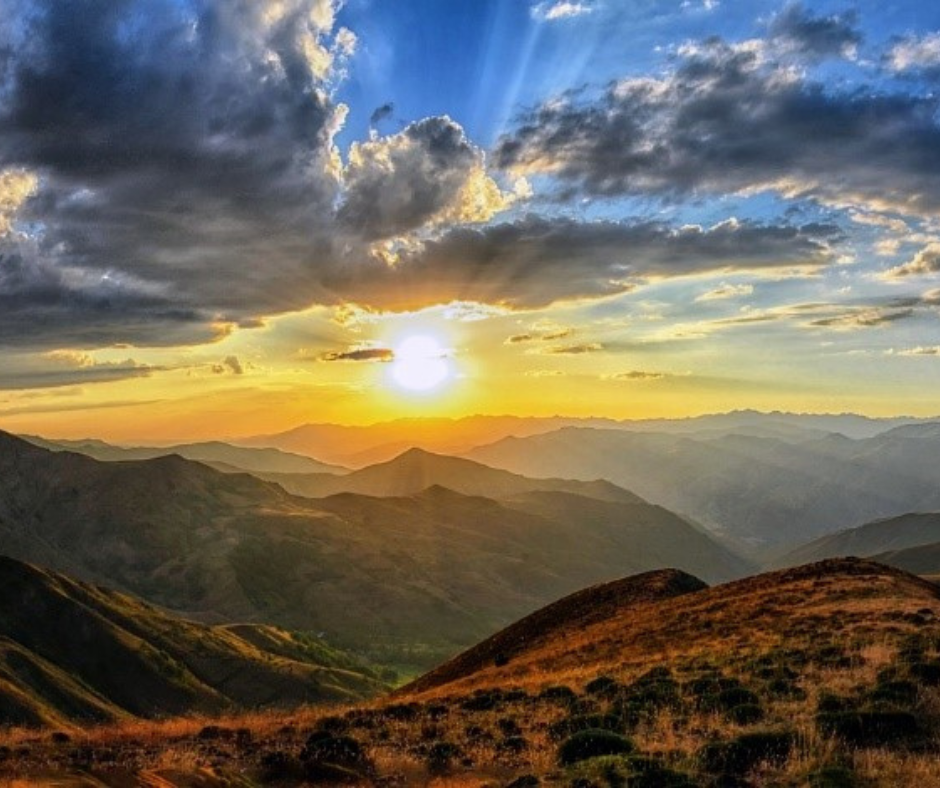 zachód słońca w górach