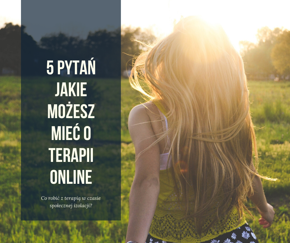 kobieta idąca po łące w słońcu z lewej napis "5 pytań, jakie mieć możesz o terapii on-line."