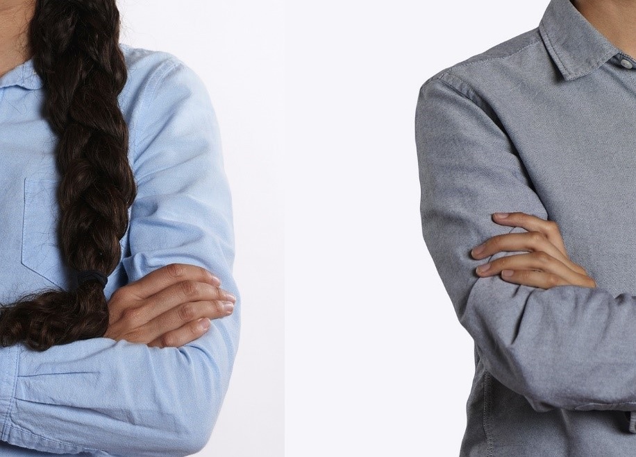 kobieta i mężczyzna z założonymi rękami na przeciwległych krawędziach zdjęcia