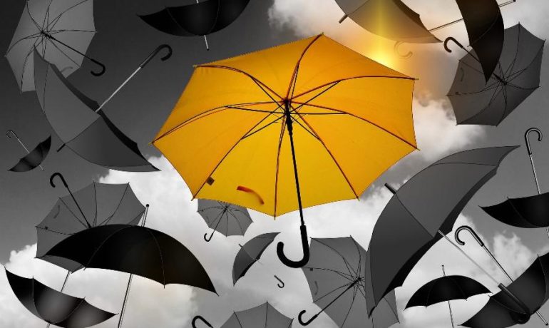 kilka rozłożonych parasoli na tle nieba