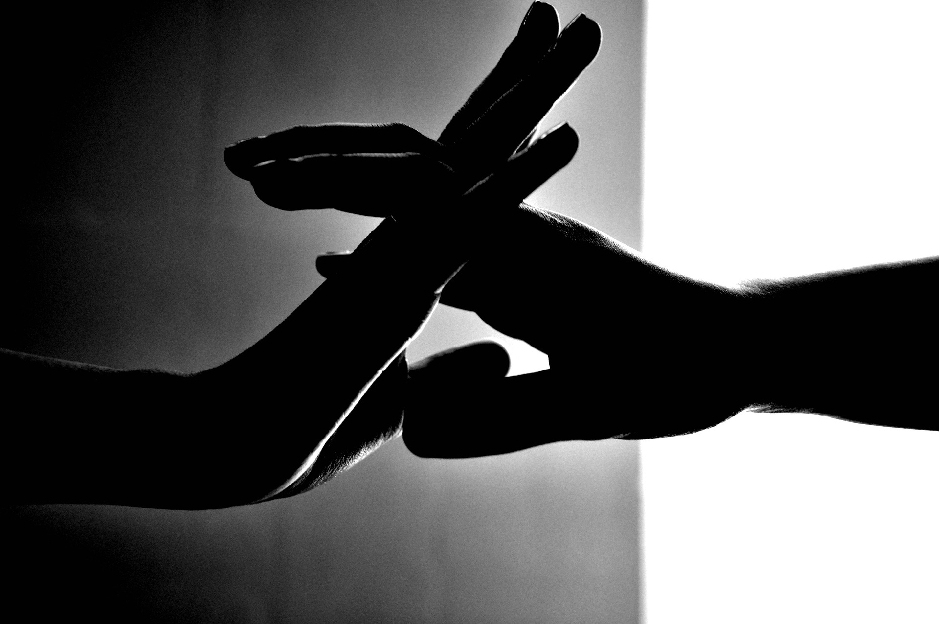 zdjęcie trzymające się dłonie