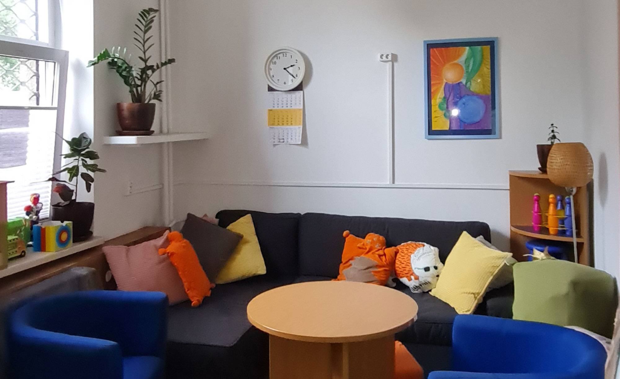 Wnętrze pokoju z kanapą i stolikiem.